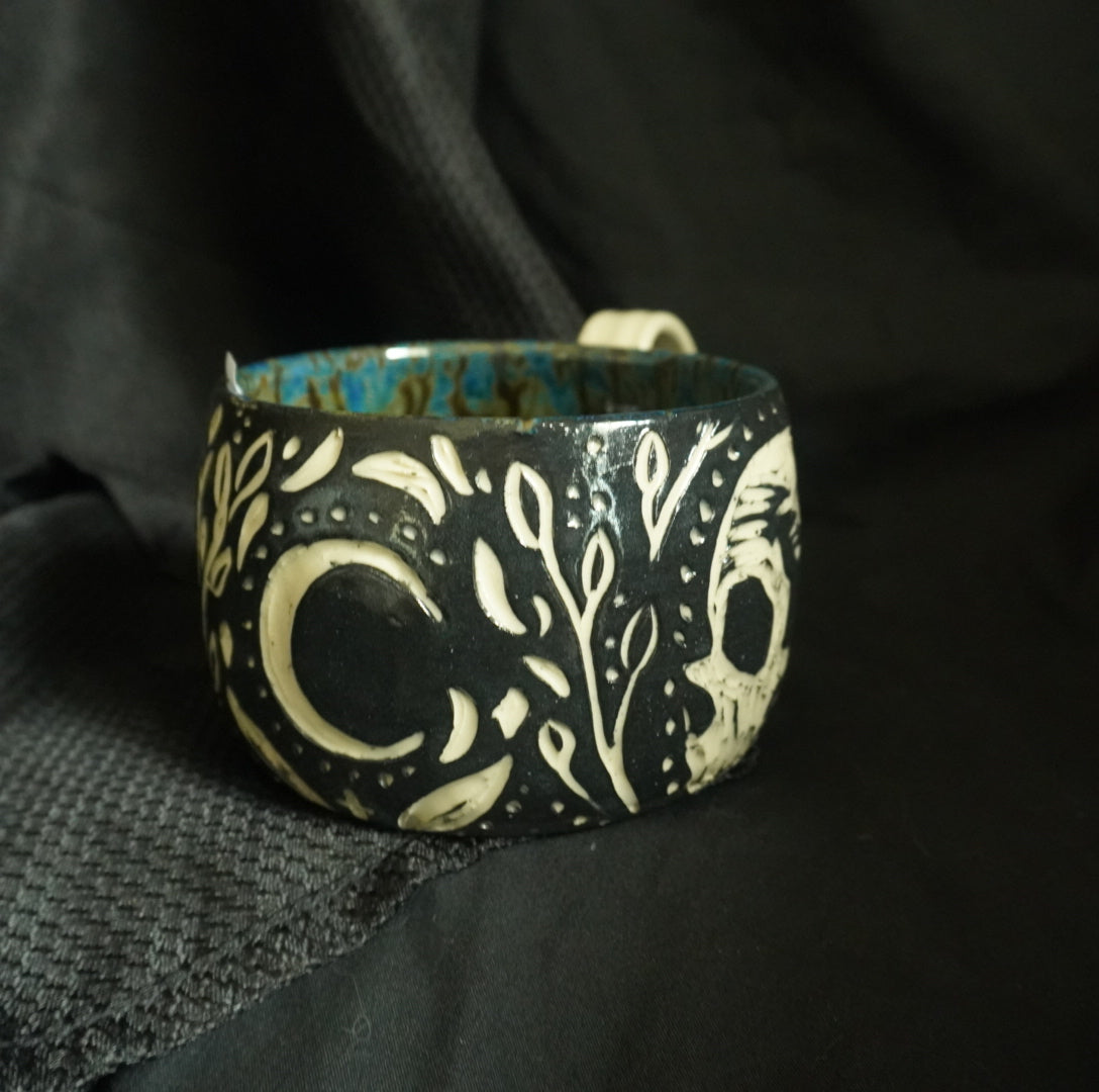 Wide Skull Mug with Death moth Or Luna